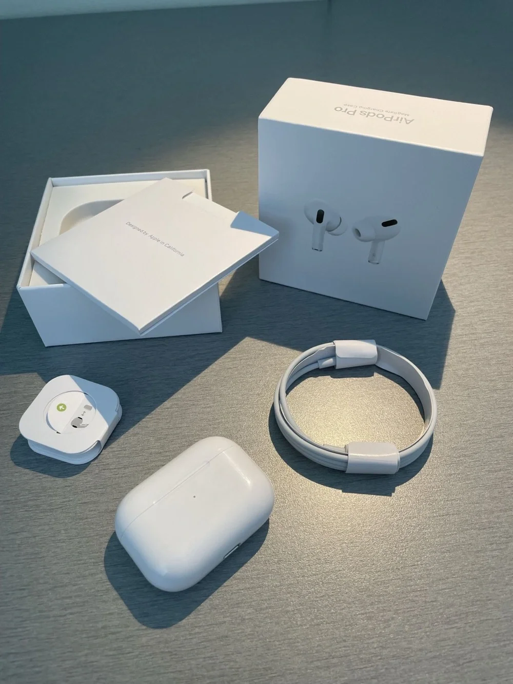 Apple White Wireless Earbuds with Charging Case - True Wireless Stereo